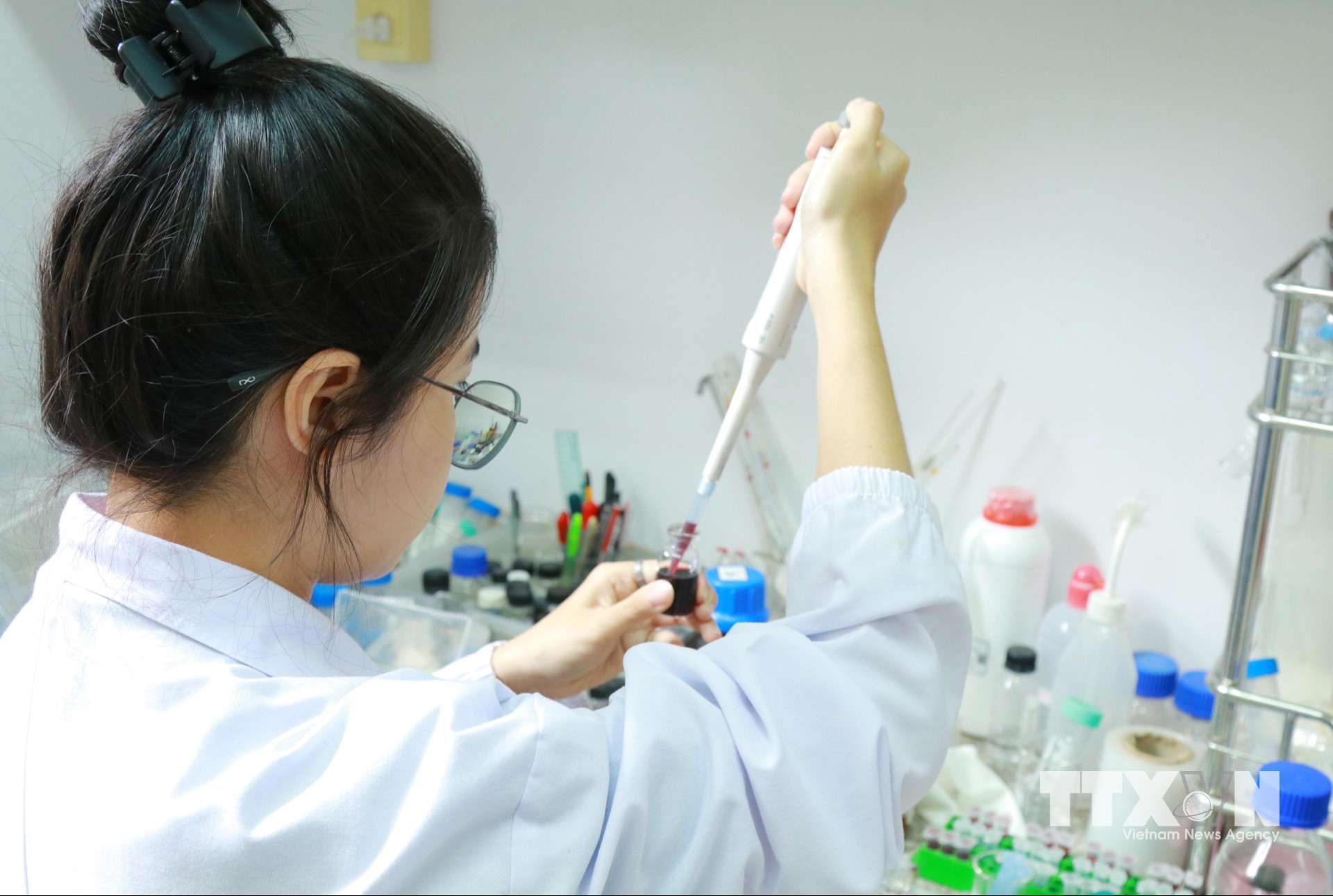 Hoạt động nghiên cứu tại Phòng thí nghiệm công nghệ Nano, Trung tâm Nghiên cứu triển khai Khu Công nghệ cao Thành phố Hồ Chí Minh. (Ảnh: Thu Hoài/TTXVN)